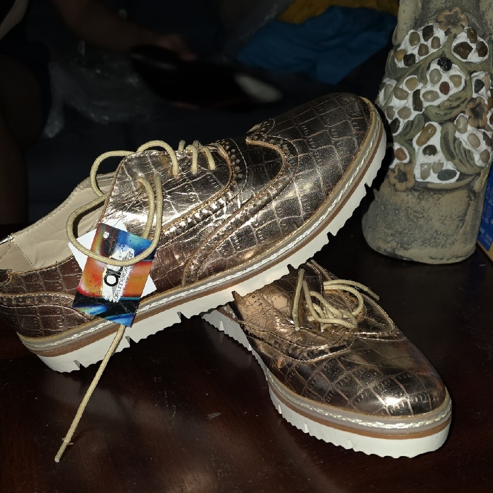 Bronze Croc-Embossed Lace-Up Shoes